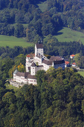 Deutschland, Bayern, Chiemgau, Aschau, Blick auf Schloss Hohenaschau - SIEF005092