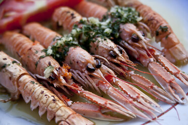 Kroatien, Brac, Sumartin, Gekochte Scampi mit Knoblauch und Petersilie - DISF000594