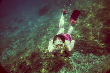 Croatia, Brac, Sumartin, Teenage girl under water - DISF000596