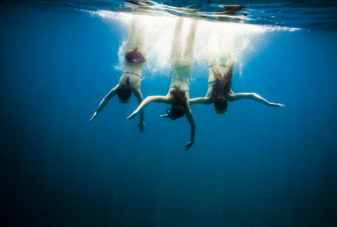 Kroatien, Brac, Sumartin, Drei Mädchen unter Wasser - DISF000599