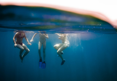 Kroatien, Brac, Sumartin, Drei Mädchen unter Wasser, lizenzfreies Stockfoto