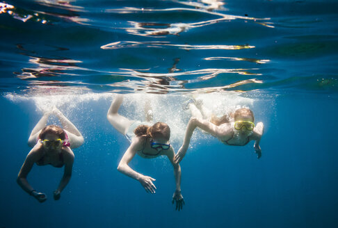 Croatia, Brac, Sumartin, Three girls under water - DISF000604