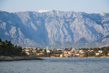 Croatia, Brac, Sumartin, Townscape of Makarska with Biokovo mountains in background - DISF000601