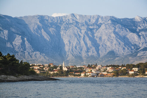 Croatia, Brac, Sumartin, Townscape of Makarska with Biokovo mountains in background - DISF000601