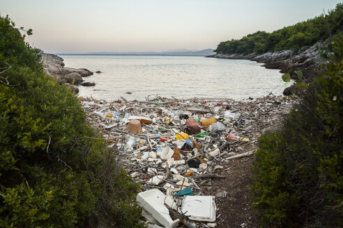 Croatia, Brac, Sumartin, Rubbish in a bay - DISF000602