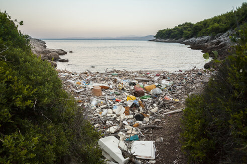 Kroatien, Brac, Sumartin, Müll in einer Bucht - DISF000602