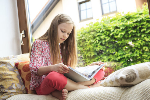 Girl reading on a couch - VTF000109