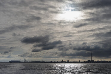 Deutschland, Cuxhaven, Skyline des Hafens - FOF006347