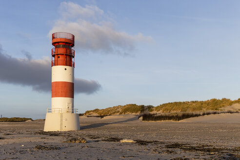 Deutschland, Helgoland, Leuchtturm auf der Inseldüne - FOF006350