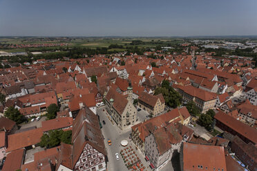 Deutschland, Bayern, Schwaben, Donau-Ries, Nördlingen, Blick auf Dächer von oben - ZCF000045