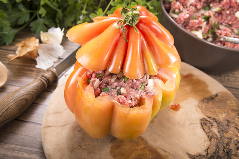 Gefüllte Beefsteak-Tomate, Low Carb, lizenzfreies Stockfoto