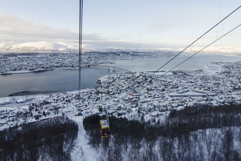 Norwegen, Troms, Tromso, Blick von Storsteinen, Seilbahn, Stadtbild, Tromsobrücke im Winter, lizenzfreies Stockfoto