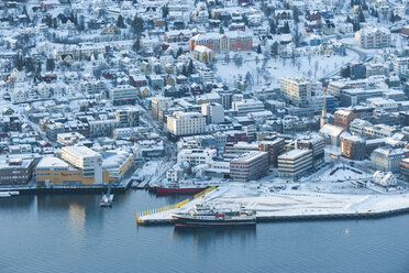 Norwegen, Troms, Tromso, Blick von Storsteinen, Schiff im Hafen im Winter - PAF000450