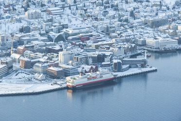 Norwegen, Troms, Tromso, Blick von Storsteinen, Schiff im Hafen im Winter - PAF000451