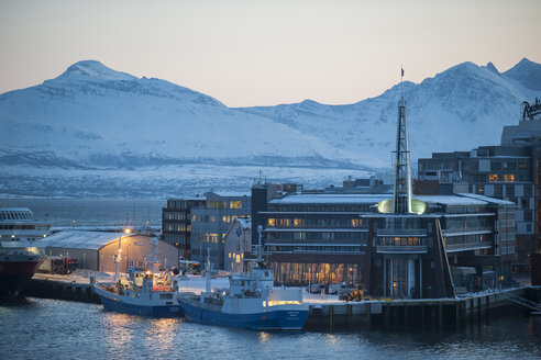 Norwegen, Tromso, Hafen und Berglandschaft - PA000459