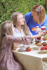 Mutter und ihre beiden Töchter essen Muffins - VTF000105