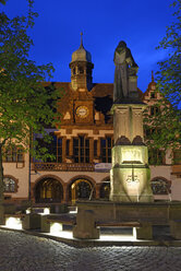 Deutschland, Baden-Württemberg, Freiburg, Rathaus mit Berthold-Schwarz-Brunnen - LB000571