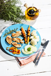 Chicken filets with cauliflower, carrots and bell pepper - MAEF007979