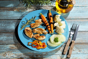 Chicken filets with cauliflower, carrots and bell pepper - MAEF007978