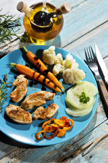 Hähnchenfilets mit Blumenkohl, Karotten und Paprika - MAEF007977