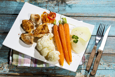 Hähnchenfilets mit Blumenkohl, Karotten und Paprika - MAEF007976