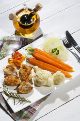 Chicken filets with cauliflower, carrots and bell pepper - MAEF007975