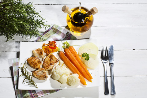 Hähnchenfilets mit Blumenkohl, Karotten und Paprika, lizenzfreies Stockfoto