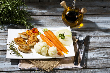 Chicken filets with cauliflower, carrots and bell pepper - MAEF007971