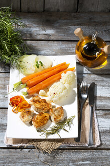 Hähnchenfilets mit Blumenkohl, Karotten und Paprika - MAEF007970