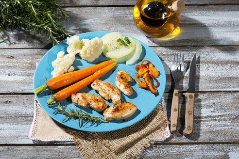 Hähnchenfilets mit Blumenkohl, Karotten und Paprika - MAEF007969