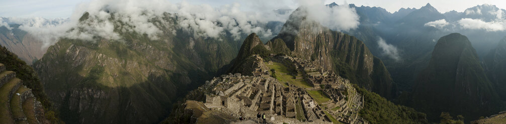 Südamerika, Peru, Machu Picchu im Nebel - PA000455