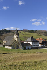 Deutschland, Baden-Württemberg, Biberach, Kirche und Pfarrhaus in Prinzbach - LAF000635