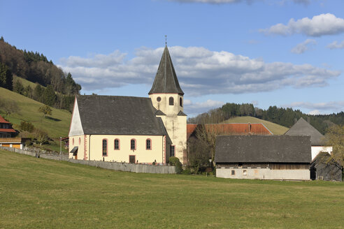 Deutschland, Baden-Württemberg, Biberach, Kirche und Pfarrhaus in Prinzbach - LAF000636