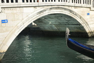 Italien, Venetien, Venedig, Detail einer Gondel, Brücke, Einbahnstraßenschild - LAF000641