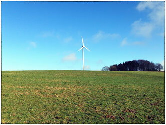 Windmühle auf einem Hügel vor blauem Himmel, Waldbröl, Rhein-Sieg-Kreis, Nordrhein-Westfalen, Deutschland - ONF000390