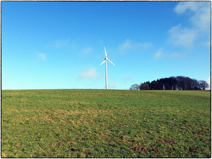 Windmühle auf einem Hügel vor blauem Himmel, Waldbröl, Rhein-Sieg-Kreis, Nordrhein-Westfalen, Deutschland - ONF000390