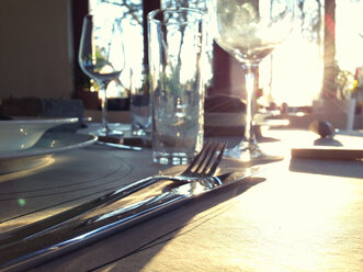 Gedeckter Tisch bei Sonnenaufgang - ONF000396