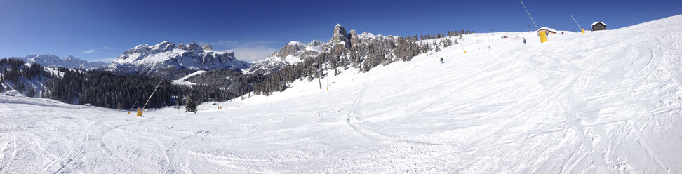 Skigebiet Alta Badia, im Hintergrund die Sellagruppe mit Piz Boé 3150 m und 2665 m Sassongher, Südtirol, Dolomiten, Italien - MABF000210