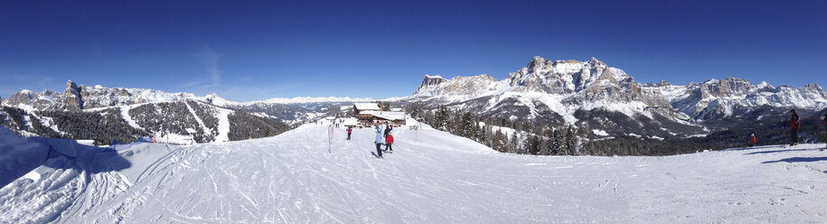 Skigebiet Alta Badia, hinterer Sassongher 2665 m und 2907 m mit Kreuzkofel Lavarela 3055 m und 3064 m Conturines, Alto Adige, Südtirol, Dolomiten, Italien - MABF000209
