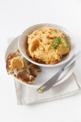 Süßkartoffel-Hummus mit Fladenbrot, lizenzfreies Stockfoto