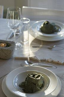 Festive laid table with individual table decoration - ONF000407