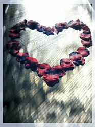 Herz aus Rosenblättern, Valentinstag - SARF000272
