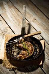 Rinderlendensteak in der Pfanne mit Rosmarin - MAEF007991