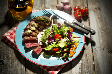 Rinderlendensteak mit Rosmarin, Knoblauch, Kräuterbutter, Pfeffer und Salat - MAEF007994