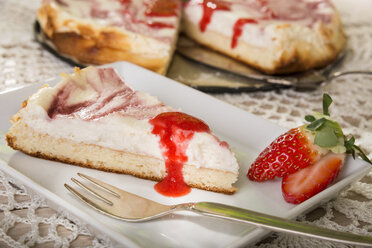 Stück Erdbeerkäsekuchen auf Teller, Studioaufnahme - CSTF000097