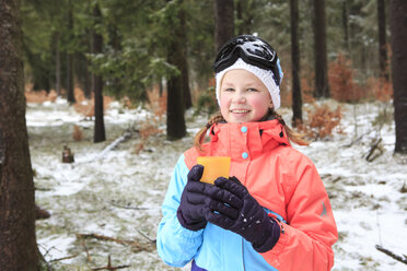 Lächelndes Teenager-Mädchen in bunter Winterkleidung bei einer Pause - VTF000114