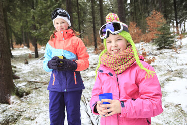 Zwei Teenager-Mädchen in bunter Winterkleidung machen eine Pause - VTF000115