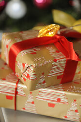 Weihnachtsgeschenke mit roter Schleife - LB000593