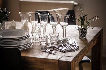Germany, Vaihingen, Dishes and glasses on table - SBDF000641
