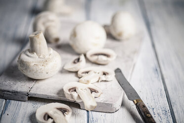 Gehackte Champignons auf dem Schneidebrett - SBDF000644